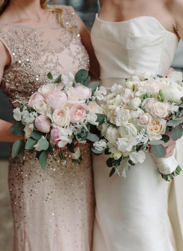 bride-bridesmaids-bouquets